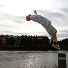 erik flippar bak&aring;t. Foto: Robin swed. &Aring;kare: erik P perzz.