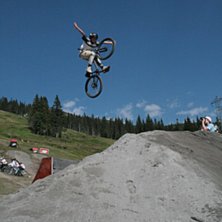tuck no hander. Foto: Emil Thelander. &Aring;kare: Anton Thelander (jag).