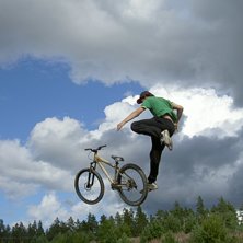 yeee. Foto: vet inte han med kamran kanske. &Aring;kare: det e v&auml;l ingen p&aring; cyken:S.