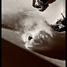 Aksa putting a hard tele turn in some fine snow. Foto: Rob Hamilton-Smith. &Aring;kare: Arska.