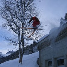 Hoppar ut f&ouml;r ett hus.... Foto: Jesper Jeppsson. &Aring;kare: Christopher Puterman.