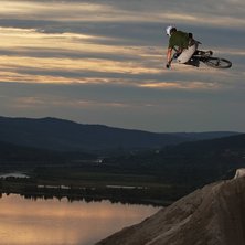 Steve Romanuik fl&auml;skar p&aring; och k&ouml;r stort och sti. Foto: Mattias Fredriksson. &Aring;kare: Steve Romaniuk.