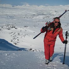 Freddan visar upp &aring;rets Peak-dress, r&aring;der inget . Foto: David Als&eacute;n. &Aring;kare: Fredrik Kaati.