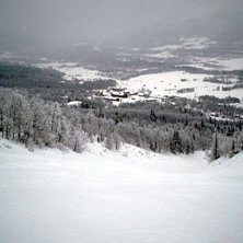 Dimman l&auml;ttar, i f&ouml;rgrunden Granbacken. Foto: Mats Ros&eacute;n.