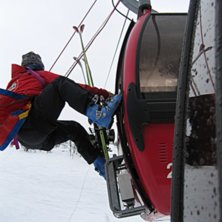 V&auml;ntar p&aring; r&auml;ddning. Foto: Albert Johannesson. &Aring;kare: Ski Patrulje.