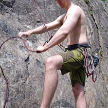 K&auml;ck s&auml;krar den tredje musket&ouml;ren medan jag fot. Foto: Karl Olofsson. &Aring;kare: Torbj&ouml;rn K&auml;ck.