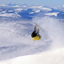 Emma-Lisa visar k&ouml;r lite stor luft &ouml;ver en driva. Foto: Jonas Emilsson. &Aring;kare: Emma-Lisa Pettersson.