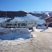 Att det var parkeringsf&ouml;rbud p&aring; platsen &auml;r inge. Foto: Micke Gr&ouml;nlund. &Aring;kare: Husbilen.