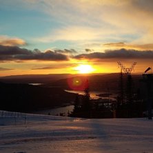 God jul!
Sola skinner i fjellet, og vi har &aring;pent .