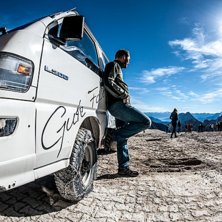 I v&auml;ntan p&aring; sn&ouml;n.. Foto: Fredrik Wikfeldt.