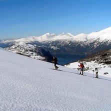 P&aring; v&auml;g upp mot toppen. Vindstilla str&aring;lande sol. Foto: Johan Olofsson. &Aring;kare: Johanna M&ouml;rk, Andreas Persson och Anette Olsson.