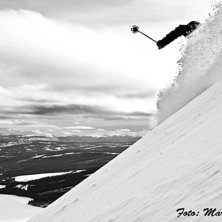 Erik tar en sk&ouml;n sv&auml;ng p&aring; en h&auml;rligt sluttning. Foto: Marcus Olsson. &Aring;kare: Erik Graf.