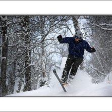 R&auml;tt svagt ljus och sn&ouml;fall. Anna k&ouml;r telemark . Foto: Mikael R&ouml;nnqvist. &Aring;kare: Anna Tengn&eacute;r.