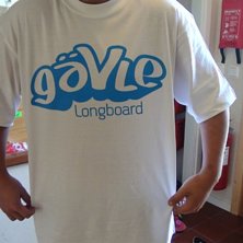 G&auml;vle Longboard T-shirt sponsered by SeaFun. Foto: Sebastian Ytterberg.