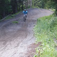 Hoppar. Foto: Pappa. &Aring;kare: Oskar Lindberg.