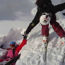 Billy r&auml;ddar mig ur Susarb&auml;cken i premi&auml;r&aring;ket . Foto: Alvaro Susena. &Aring;kare: Emma Furuvik och Billy S&ouml;derin.