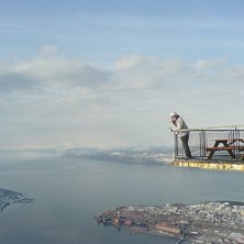 G&ouml;ran njuter av utsikten, fj&auml;ll och fjord.. Foto: Mikael Heljelid. &Aring;kare: G&ouml;ran Carlsson.