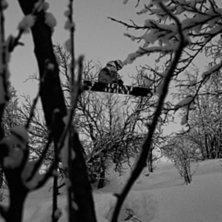 hoppar ner i djupsn&ouml;n. Foto: Tobias &amp;quot;Hummpe&amp;quot; Johnasson. &Aring;kare: Leffe_P.