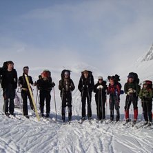 P&aring; turskidor med klassen p&aring; v&auml;g att bestiga Keb. Foto: Martin. &Aring;kare: Patrik, Dan, Tjalling, Elin, Micke, Jens, Sara (jag) Hilda, Lasse, Therese, Camilla.