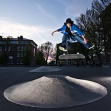 En kickflip i skymningen. Foto: Tomas Hallenberg. &Aring;kare: Daniel Blasko.