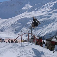 Kalle flippar av railet p&aring; Volcomt&auml;vlingen p&aring; R. Foto: Tomas Pernek. &Aring;kare: Kalle Grundberg.