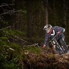 Fick l&aring;na Thomas Lundmans blixtar.

http://www.. Foto: Emrik Jansson. &Aring;kare: Philip Lundman.