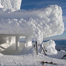 Isbildningarna &auml;ter upp husen p&aring; &Aring;reskutan.. Foto: Johanna Broo. &Aring;kare: Storm K&ouml;ket.