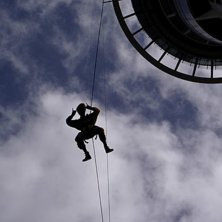 skydive fr&aring;n tornet &amp;quot;sky-tower &amp;quot. Foto: L-W. &Aring;kare: M-W.