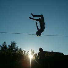 ganska h&ouml;g backflip. Foto: bj&ouml;rn daniels. &Aring;kare: julius aspman.