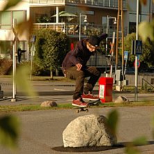 hopp &ouml;ver sten. Foto: David Husberg. &Aring;kare: Martin fisk&ouml;.