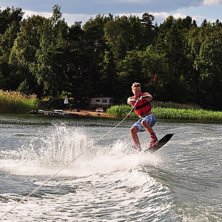 Denna &aring;kare &auml;r ganska ny p&aring; wakeboard och s&aring;le. Foto: Daniel Skilberg.