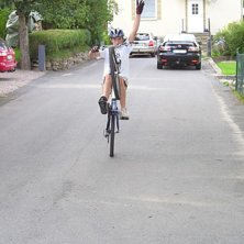one hand wheelie. Foto: sara ljungqist. &Aring;kare: Martin setterberg.