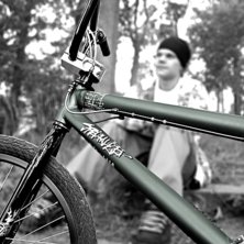 Jag sitter &aring; chillar i skogen,medans josefin kn&auml;. Foto: Josefine. &Aring;kare: Jag.