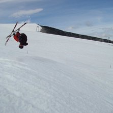 en av mina f&ouml;rsta front flip utf&ouml;r landnigen :D. Foto: far. &Aring;kare: jag.