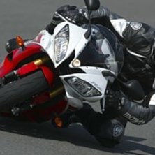 Asfaltscarving mit Moped. Foto: Yamaha. &Aring;kare: Johan Weimer.