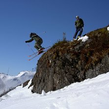 litet hopp fr&aring;n v&aring;rens klippor.... Foto: Johan Axberg. &Aring;kare: Anders Axberg.
