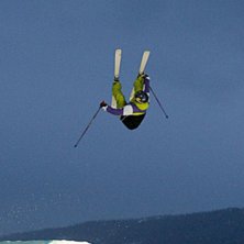 Med tanke p&aring; den skymning som lagt sig &ouml;ver byn . Foto: Perka K&auml;llstr&ouml;m. &Aring;kare: Jon Olsson.