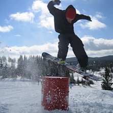 backside 180 jibb &ouml;ver tunna. Foto: Jonathan Helin. &Aring;kare: Daniel Oldhammer.