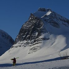 Matti Saapunki g&aring;r sista biten fr&aring;n skoterleden . Foto: tryggve tir&eacute;n.