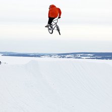 Olle kastar en fet tailwhip i lilla kickern, satt . Foto: Niklas Sundin. &Aring;kare: Olle Gunnholt.