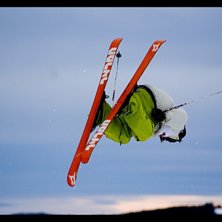 Niklas laddar p&aring; i svarta linjen med en dubbel ba. Foto: Nicke Jacobsson. &Aring;kare: Niklas Granlund.