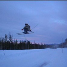 Hoppar &ouml;ver v&auml;gen med scratchen. Foto: stativ. &Aring;kare: Jim &Aring;hl.