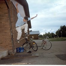 En ollie utanf&ouml;r aff&auml;ren i B&auml;linge. Foto: David Hedlund. &Aring;kare: Daniel Kalin.