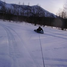 Tolkar med airboard efter en skoter - j&auml;vulskt ku. Foto: Little Nils. &Aring;kare: John H&ouml;glind.