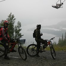 P&aring; v&auml;g ner med h&auml;rlig utsikt. Foto: Roger Hansson. &Aring;kare: Martin&amp;amp;Mikaela.