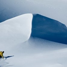 Jonas i full fart genom ett m&aring;nlandskap. . Foto: Bj&ouml;rn Bonthron. &Aring;kare: Jonas Bragsted.