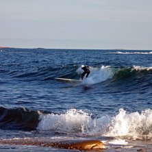 sommar surf i bohusl&auml;n. Foto: madelene jonsson. &Aring;kare: ville berg malmborg.