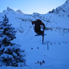Hoppar lite ovan liften... Foto: Jesper Jeppsson. &Aring;kare: Christopher Puterman.