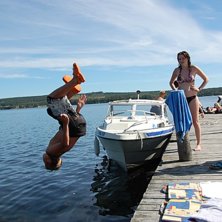 backflip fr&aring;n brygga. Foto: Pappa. &Aring;kare: Magnus.