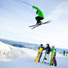 Biffen laddar p&aring; och flyger &ouml;ver transportstr&auml;c. Foto: Simon Sj&ouml;r&eacute;n www.sjoren.se. &Aring;kare: Oskar Fredlander.